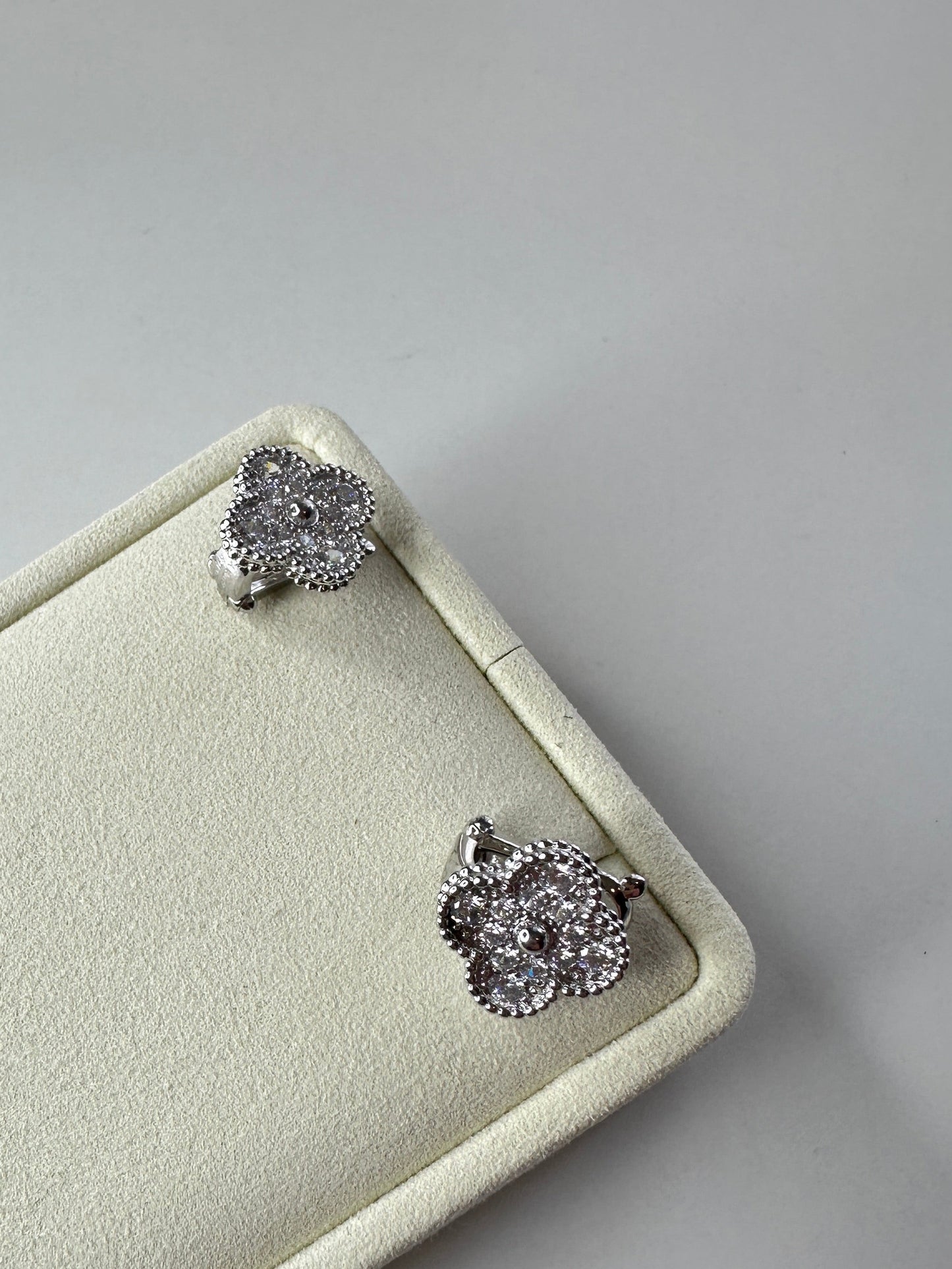VCA CLOVER MEDIUM 1 MOTIFS EARRINGS