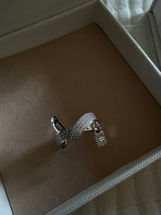 Herme Pavé Twist Padlock Ring