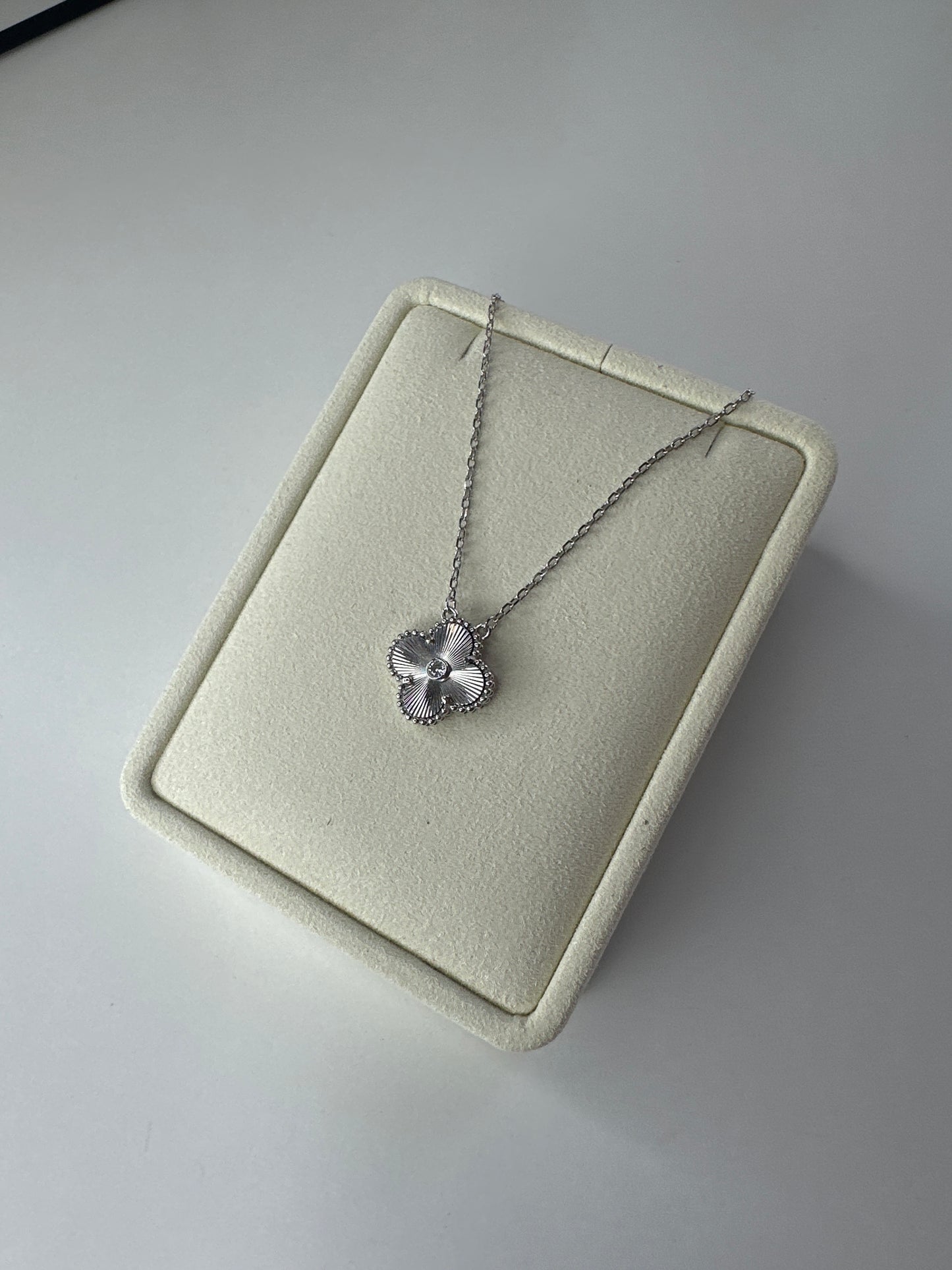 VCA CLOVER 15MM DIAMOND LASER NECKLACE SILVER