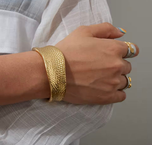 Obbi Cuff Gold X Bangle