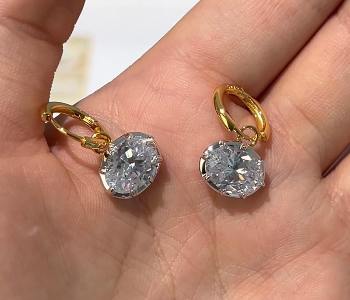 Close-up of the Hailey oval stone on the ear